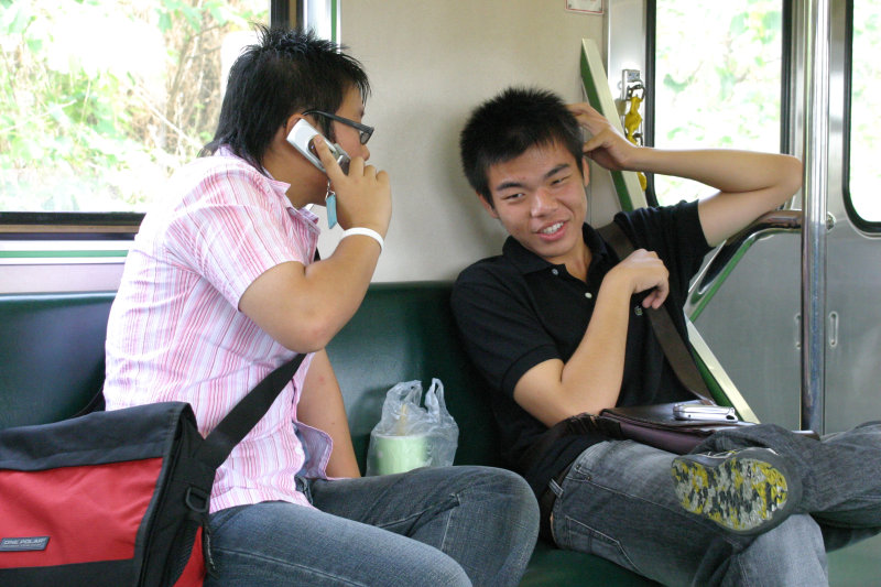 台灣鐵路旅遊攝影電車-區間車交談的旅客2005攝影照片235
